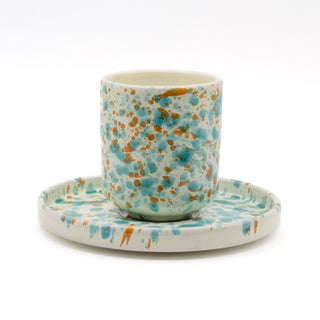 Tazza da tè con piatto verde e arancio