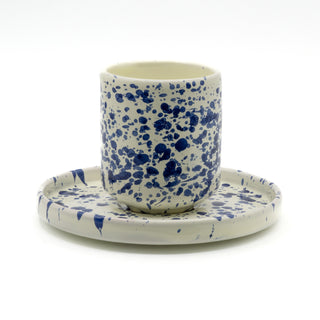 Tazza da tè con piatto blu